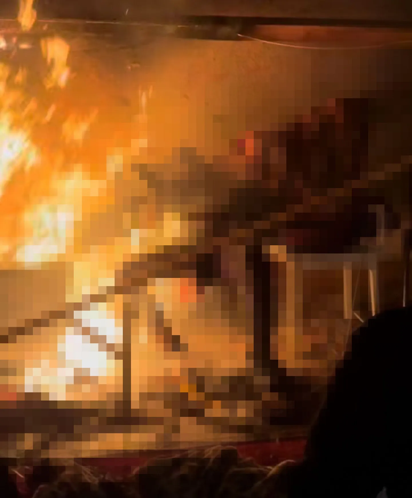 팔레스타인 기자 이스라엘의 공습으로 인해 칸 유니스에서 산채로 불탔다